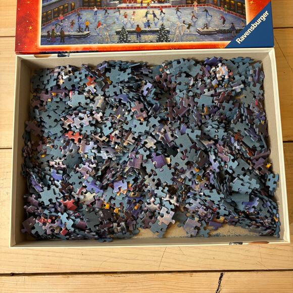 Ravensburger EUC NYC Christmas 1000 Piece Puzzle Ltd. Edition Rockefeller Center - Picture 2 of 3